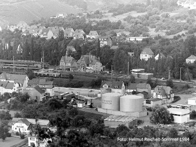 Blick über Bahnhof Bullay Juni-Juli 1984.jpg